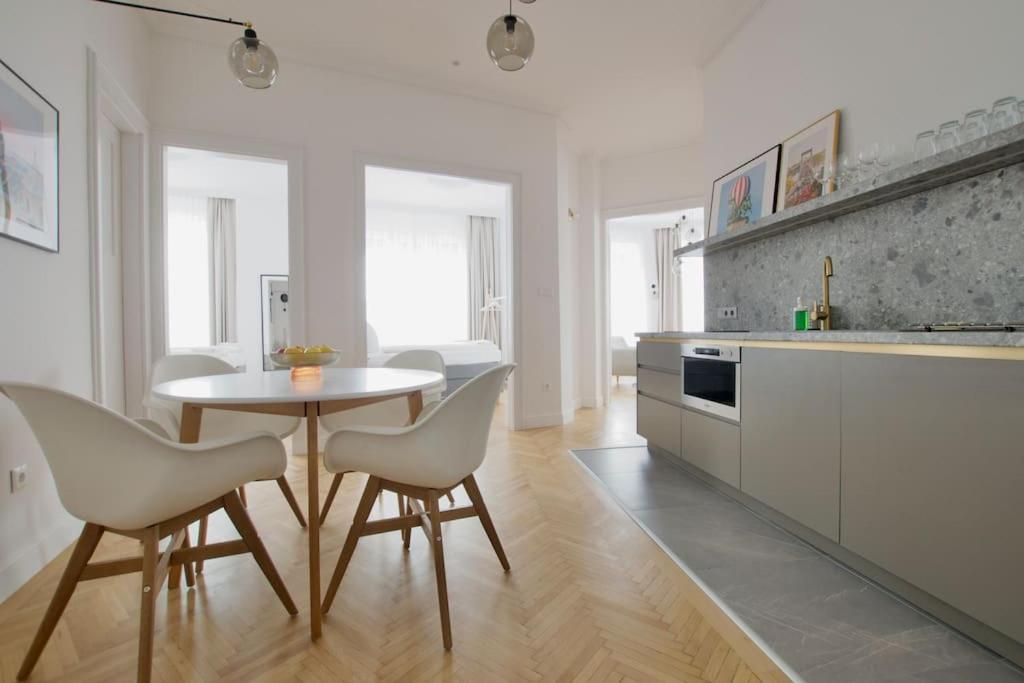Premium Apartment By Hi - Central 2 Bedroom - Best View Budapeste Exterior foto