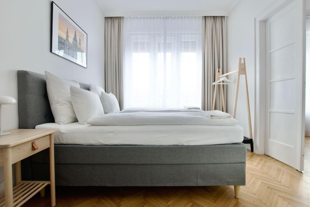 Premium Apartment By Hi - Central 2 Bedroom - Best View Budapeste Exterior foto
