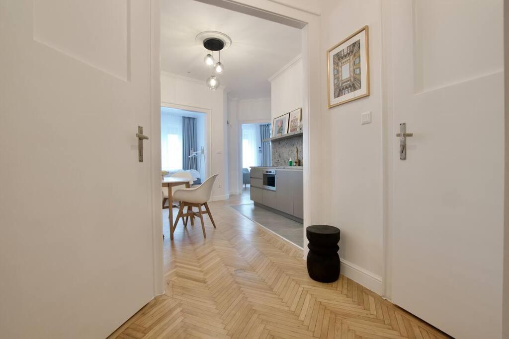 Premium Apartment By Hi - Central 2 Bedroom - Best View Budapeste Exterior foto